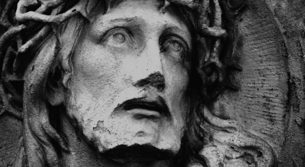 とげのイエス キリストの冠の顔 美しい古代の像の断片 — ストック写真
