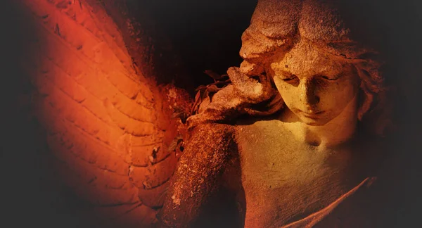 Anioł Świetle Słonecznym Fragment Zabytkowej Posągu Obraz Vintage Stylu — Zdjęcie stockowe