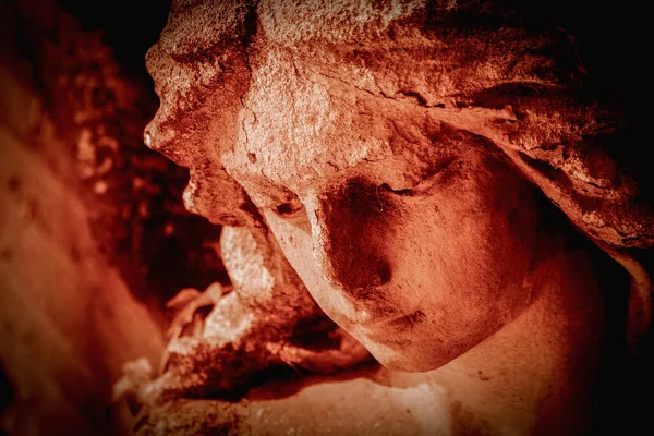 反対側の墓地に美しい天使 古代の彫像の断片 — ストック写真