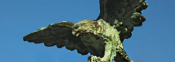 雄大さと力の象徴として鷲の像 水平像 — ストック写真