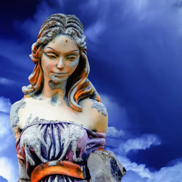 古代神話のアフロディーテ ヴィーナス における愛のオリンピック女神の古代の像を部分的に破壊しました スペースのコピー — ストック写真