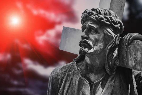 Gesù Cristo Con Croce Alla Luce Del Sole Insanguinato — Foto Stock