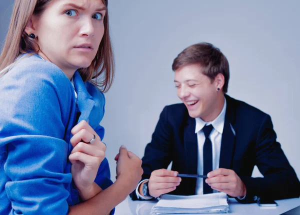 Manliga Affärsmännen Skrattar Och Ignorerar Hans Kvinnliga Arbetare Latent Aggression — Stockfoto