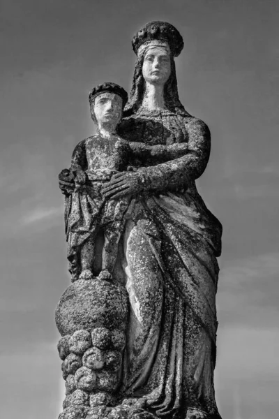 Άγαλμα Της Παρθένου Μαρίας Μωρό Ιησού Χριστό Αρχαίο Πέτρινο Άγαλμα — Φωτογραφία Αρχείου