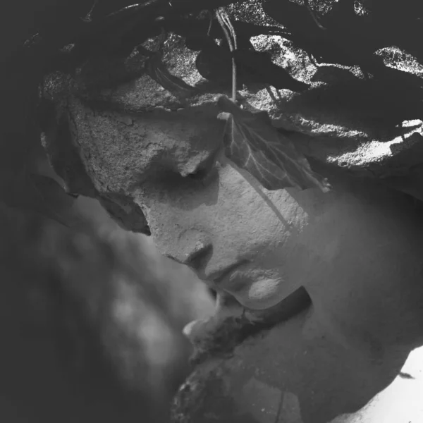 悲しい天使を閉じます アンティークの像の断片 白黒の画像 — ストック写真