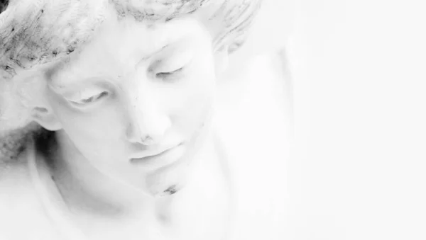 Anjo Branco Triste Fragmento Uma Estátua Antiga Imagem Preto Branco — Fotografia de Stock