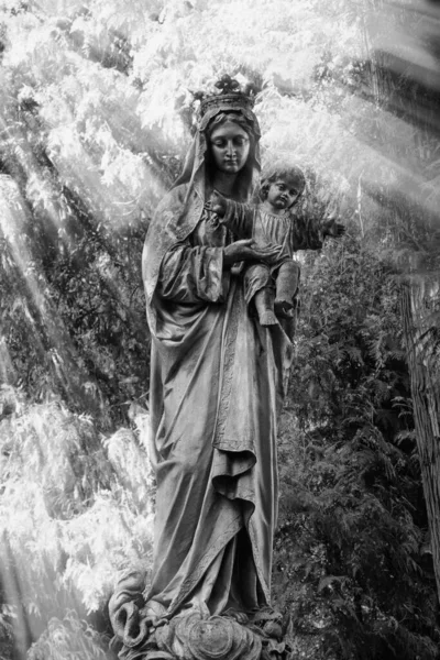 太陽の下でイエス キリストと聖母マリアの古代の像 白黒の画像 — ストック写真