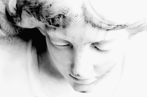 悲伤的白天使古老雕像的碎片 黑白图像 — 图库照片