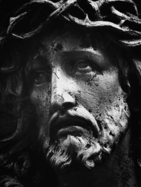 イエス キリストのとげの冠の古い像の断片を閉じます 白黒の画像 — ストック写真