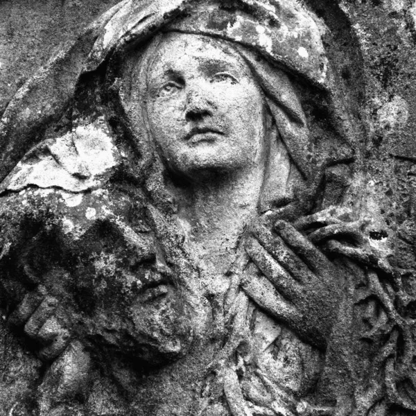 Una Muy Antigua Estatua Piedra Parcialmente Destruida Virgen María Con — Foto de Stock