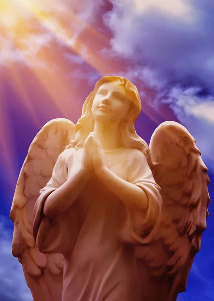 Людська Душа Ангел Крилами Дивлячись Небо Промені Світла Стародавня Статуя — стокове фото