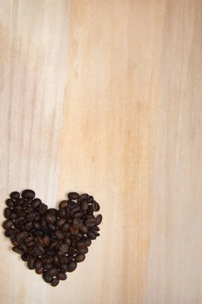 Kahve Çekirdeğinden Yapılmış Bir Kalp Bir Kahve Içeceğinin Sembolü Olarak — Stok fotoğraf
