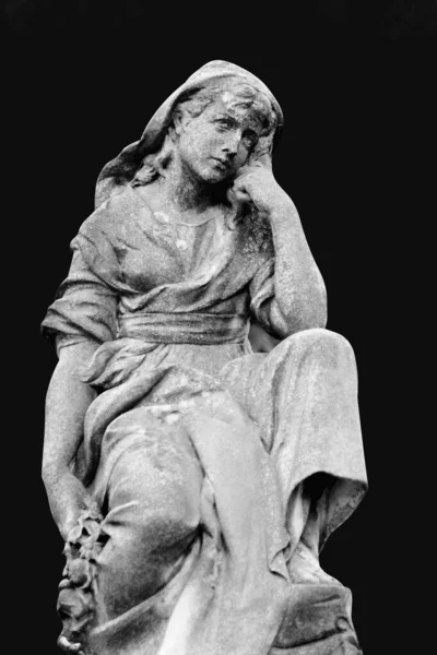 死と人間の生活の終わりの象徴として墓の上に悲しいと絶望的な女性の古代の石の像の断片 女性の目に焦点を当てる — ストック写真