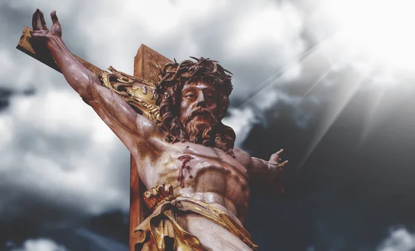 基督耶稣被钉在一个戏剧性的天空中的背景下 — 图库照片