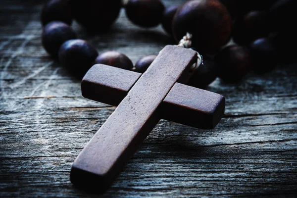 救いと永遠の命の象徴としてのバラ色の十字架とビーズのマクロイメージ — ストック写真