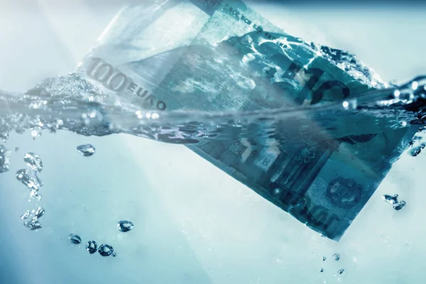 Макроизображение Банкноты Евро Опускающейся Воду Символ Глобального Экономического Кризиса Экономическая — стоковое фото