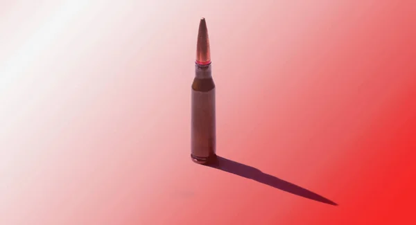 概念的なイメージ 武力紛争 武器販売 戦争の世界的な脅威 影の弾丸 — ストック写真
