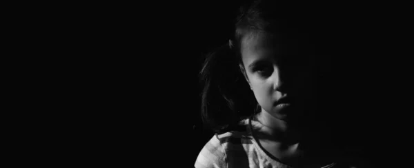 概念的なイメージ 心理的な傷害 子供の不安や恐怖 失われた子供時代 悲しい不幸な小さな子供の女の子のシルエット孤独な放棄された 子供のドラマを感じる スペースのコピー — ストック写真