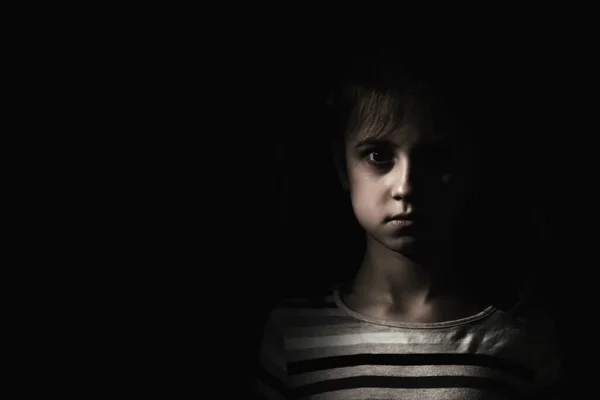概念的なイメージ 心理的な傷害 子供の不安や恐怖 失われた子供時代 悲しい不幸な小さな子供の女の子孤独放棄された 子供のドラマを感じる スペースのコピー — ストック写真