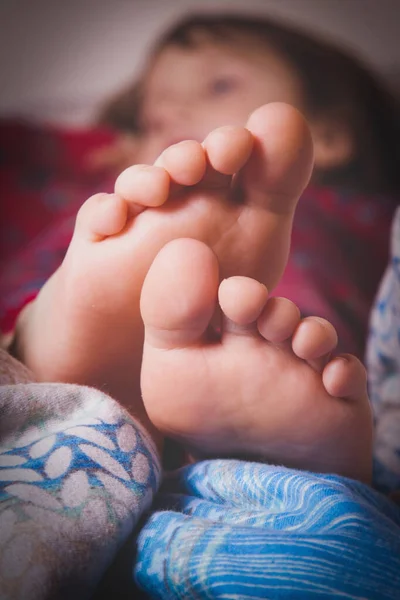 Κοριτσάκι Που Κοιμάται Στο Κρεβάτι Κοντά Πόδια Του Παιδιού Εικόνα Αρχείου