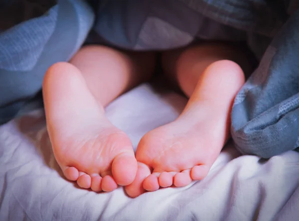 Schöne Gepflegte Nackte Füße Von Niedlichen Kleinen Mädchen lizenzfreie Stockfotos