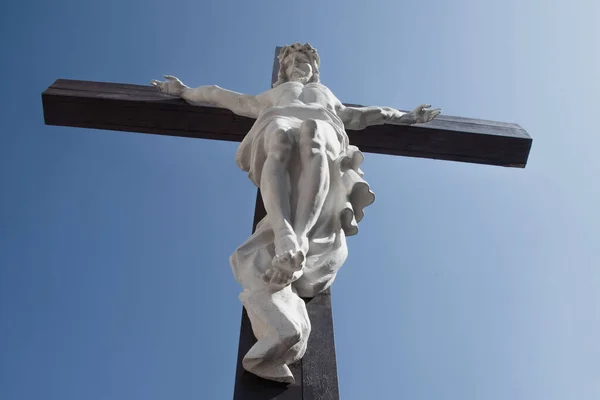 Vista Inferior Antigua Estatua Crucifixión Jesucristo Contra Cielo Azul Imagen Imagen de archivo