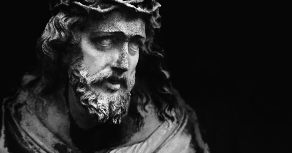 古代雕像的碎片记载了耶稣基督的苦难 黑色和白色的图像 复制空间 图库图片