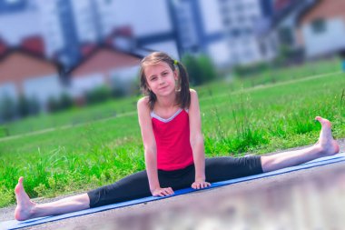 Genç ve çekici kız ayrılıyor (spagat))