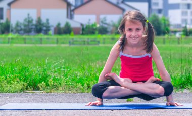 Mavi hasırda yoga yapan genç çekici kızın portresi bacak bacak bacak üstüne atarak kol dengesi egzersizi, Pul Duruşu, Tolasana, Utpluthi Poz, tam boy. Metin veya tasarım için boşluk kopyala.