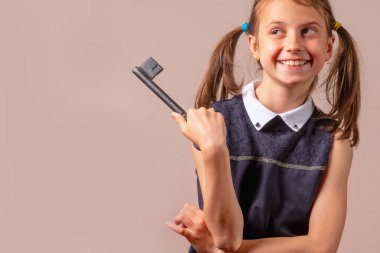 Mutluluğun anahtarı. Büyük anahtarı olan mutlu ve güzel bir kızın komik psikolojik portresi. Metin veya tasarım için boşluk kopyala.