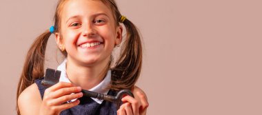 Mutlu ve güzel bir kızın psikolojik portresi, çocukların nasıl mutlu olunacağının bir sembolü olarak büyük bir anahtar taşıyor. Metin veya tasarım için boşluk kopyala.