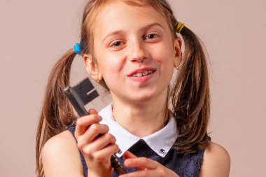 Mutlu ve güzel bir kızın psikolojik portresi, çocukların nasıl mutlu olunacağının bir sembolü olarak büyük bir anahtar taşıyor.. 