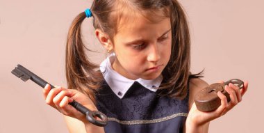 Kötü şifre, güvenlik ve şifre yönetiminin sembolü olarak büyük anahtar ve küçük kilit tutan genç kız.