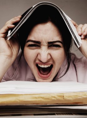 Sorunları olan bir iş kadını. Ofiste bir sürü belgeyle tek başına çalışmak. Kötü sonuçlar için bağırıp çağırıyorlar. psikolojik portre, saldırganlık, öfke, hüsran