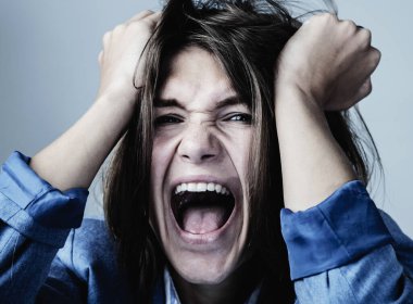 Üzgün depresif kadının psikolojik portresi duygusal acı ve yalnızlık hisseder. Korku ve umutsuzluk, vücut dili, jest konsepti.