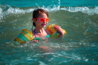 Çok mutlu ve çekici bir kız çocuğu yaz tatilinde eğleniyor. Tatil ve sağlıklı yaşam tarzı kavramı. Boşluğu kopyala.