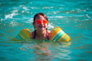 Çok mutlu ve çekici bir kız çocuğu yaz tatilinde eğleniyor. Tatil ve sağlıklı yaşam tarzı konsepti.