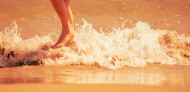 Yaz tatili. Genç, çekici, güzel, çok mutlu bir kız. Rahatlıyor, eğleniyor ve denizin sularına atlıyor. Metin veya tasarım için boşluk kopyala. Yatay resim.