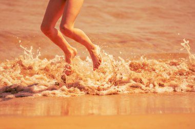 Yaz tatili. Genç, çekici, güzel, çok mutlu bir kız. Rahatlıyor, eğleniyor ve denizin sularına atlıyor. Boşluğu kopyala.