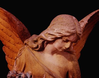 Siyah arkaplana karşı meleğin dramatik görüntüsü. 