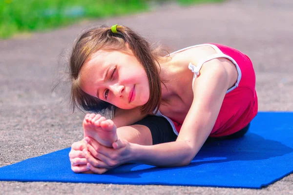 Ayağımı uzatıyorum. Genç sportif çekici kız dışarıda sicim kırıyor. Spor, sağlıklı yaşam tarzı ve eğlence konsepti.
