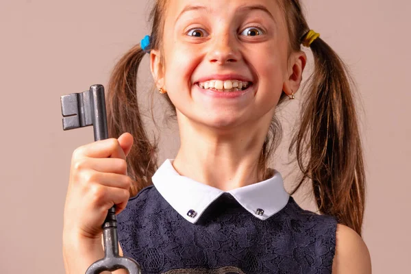 Retrato Psicológico Engraçado Menina Bonita Feliz Segurando Grande Chave Como — Fotografia de Stock