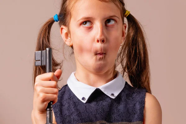 Αστείο Ψυχολογικό Πορτραίτο Του Έκπληκτου Όμορφου Κοριτσιού Που Κρατάει Μεγάλο — Φωτογραφία Αρχείου