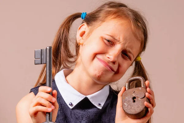 Μπερδεμένη Θλιβερή Όμορφη Νεαρή Κοπέλα Κρατώντας Μεγάλο Κλειδί Και Μικρή — Φωτογραφία Αρχείου