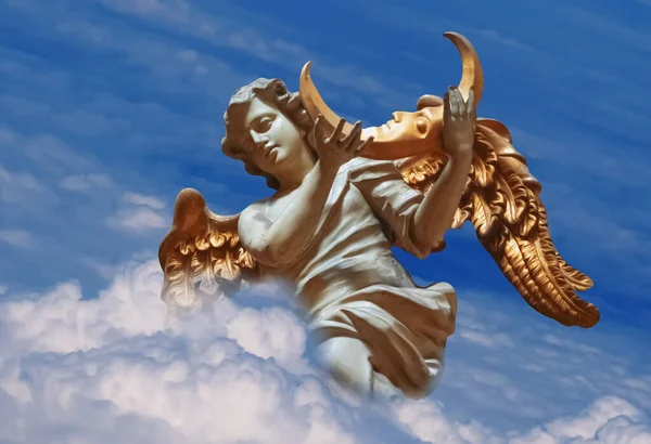 Ангел Голубом Небе Держит Луну Своих Руках Фрагмент Древней Статуи — стоковое фото
