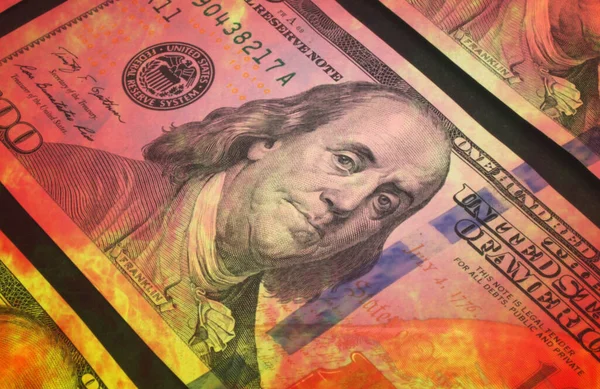 一张燃烧的美元钞票 作为通货膨胀和金融危机的象征 — 图库照片