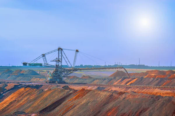 Endüstriyel maden ocağı manzarası. Makineler çalışıyor. Bölge bakır, gümüş, altın ve diğer mineraller için mayınlandı