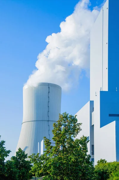 冷却塔和现代火力发电厂 发电和发电概念 垂直图像 — 图库照片