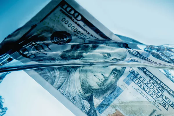 Закройте Банкноты Долларах Сша Опускающиеся Воду Символ Глобального Финансового Кризиса — стоковое фото