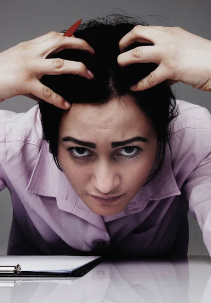 Portret Nerwowej Kobiety Pracującej Dokumentami Portret Psychologiczny Agresja Złość Frustracja — Zdjęcie stockowe